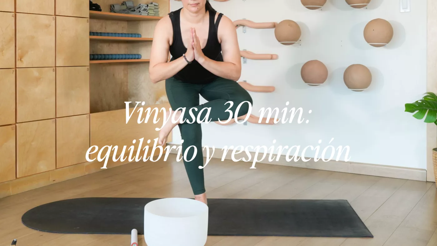 Vinyasa equilibrio y respiracion en AU Fitness